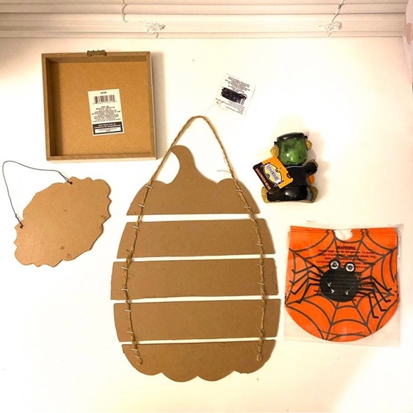5/$15 🎃 Fall Halloween Bundle Plaque Signs Bear Drawstring Treat Spider Bags - Picture 5 of 6